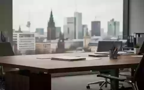 Ein moderner, professioneller Büroarbeitsplatz vor dem Hintergrund einer verschwommenen Skyline im Finanzviertel. - Foto: über boerse-global.de