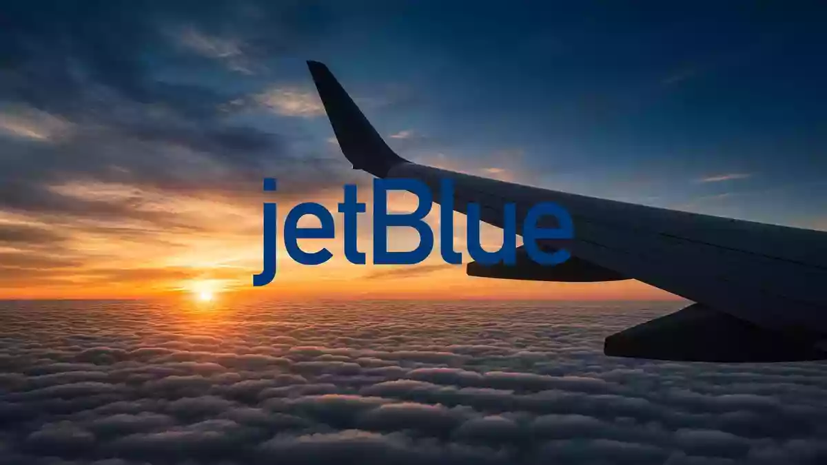 Silhouette einer Flugzeugtragfläche vor einem Sonnenuntergang, symbolisch für die Luftfahrtbranche und Marktdynamik. Illustration mit AI erstellt.