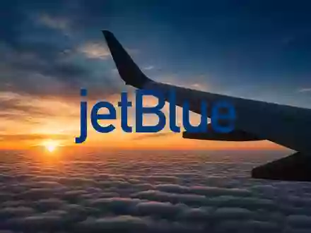 Silhouette einer Flugzeugtragfläche vor einem Sonnenuntergang, symbolisch für die Luftfahrtbranche und Marktdynamik. - Foto: über boerse-global.de