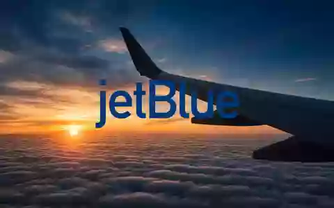 Silhouette einer Flugzeugtragfläche vor einem Sonnenuntergang, symbolisch für die Luftfahrtbranche und Marktdynamik. - Foto: über boerse-global.de