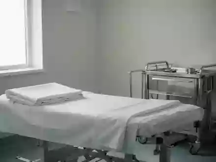 Ein minimalistisch eingerichteter, heller Untersuchungsraum in einer Klinik mit einem leeren medizinischen Bett. - Foto: über boerse-global.de