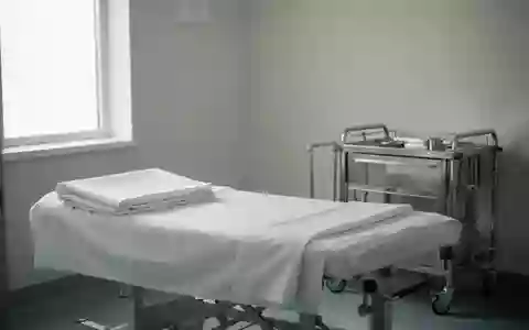 Ein minimalistisch eingerichteter, heller Untersuchungsraum in einer Klinik mit einem leeren medizinischen Bett. - Foto: über boerse-global.de