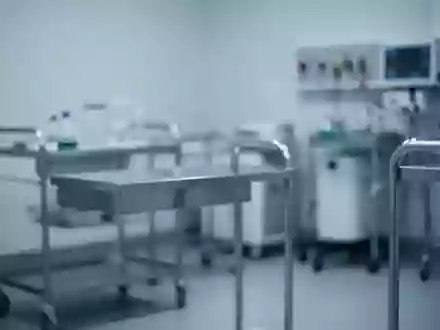 Ein steriler, modern eingerichteter Behandlungsraum in einer orthopädischen Klinik mit sanftem, hellem Licht. - Foto: über boerse-global.de