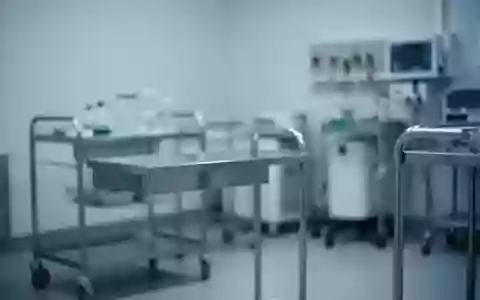Ein steriler, modern eingerichteter Behandlungsraum in einer orthopädischen Klinik mit sanftem, hellem Licht. - Foto: über boerse-global.de