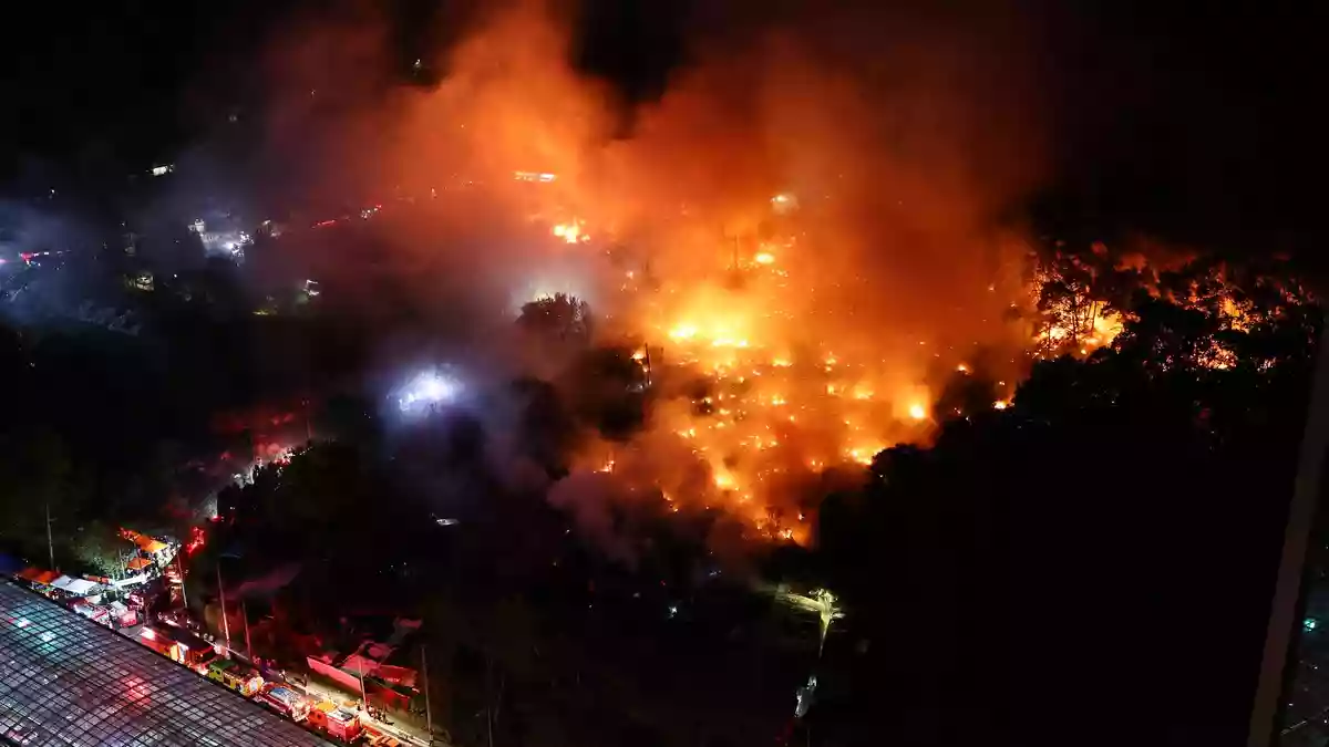 Ein Großbrand wütet im Dorf Guryong, einem der letzten Slums in Seoul. - Bild: Uncredited/NEWSIS via AP/dpa