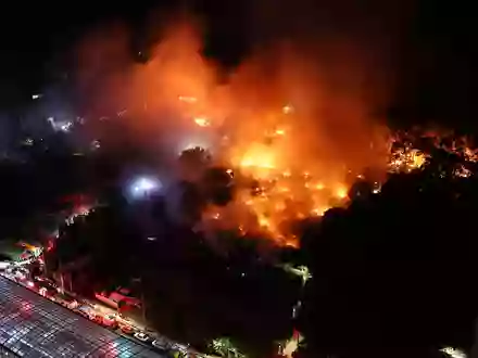 Ein Großbrand wütet im Dorf Guryong, einem der letzten Slums in Seoul. - Foto: Uncredited/NEWSIS via AP/dpa
