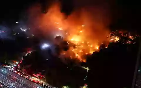 Ein Großbrand wütet im Dorf Guryong, einem der letzten Slums in Seoul. - Foto: Uncredited/NEWSIS via AP/dpa