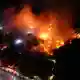 Ein Großbrand wütet im Dorf Guryong, einem der letzten Slums in Seoul. - Bild: Uncredited/NEWSIS via AP/dpa