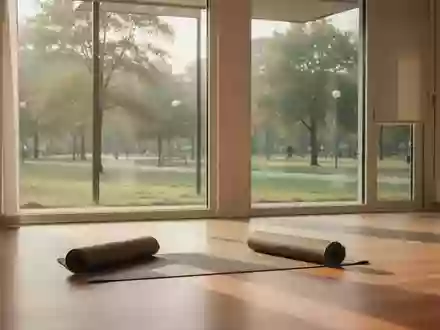 Ein heller, ruhiger Sportraum mit Holzboden und einer Yogamatte vor einem Fenster mit Blick ins Grüne. - Foto: über boerse-global.de
