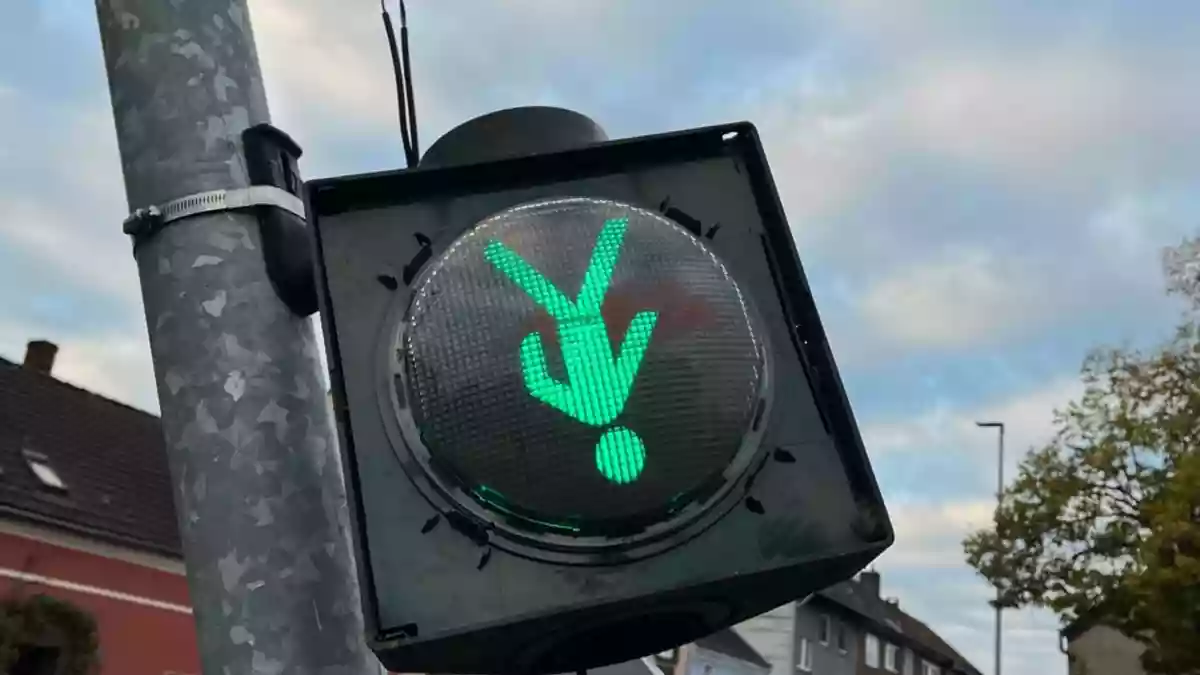 POL-DU: Friemersheim: Ampelmännchen steht Kopf - Polizei sucht Unfallverursacher - Bild: presseportal.de