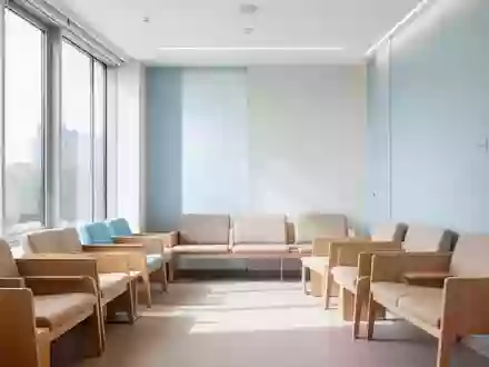 Ein heller, minimalistischer Wartebereich in einer kardiologischen Praxis mit weichem Tageslicht und ohne Personen. - Foto: über boerse-global.de