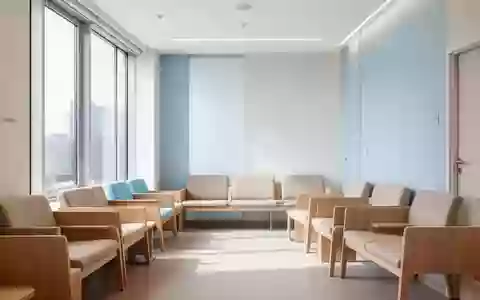 Ein heller, minimalistischer Wartebereich in einer kardiologischen Praxis mit weichem Tageslicht und ohne Personen. - Foto: über boerse-global.de
