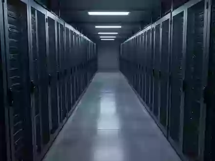 Ein modern beleuchteter Serverraum mit metallischen Rack-Schränken in einer kühlen, technologischen Umgebung. - Foto: über boerse-global.de