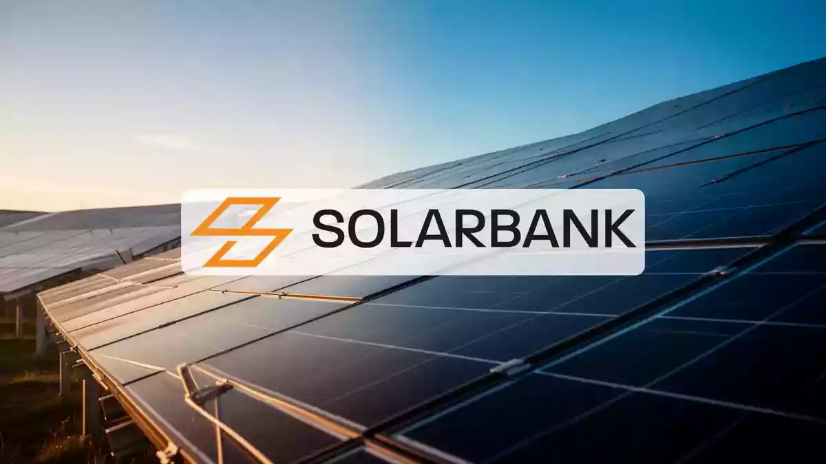 Moderne Solarpark-Anlage bei Sonnenuntergang als Symbol für erneuerbare Energien und nachhaltige Finanzierung. Illustration mit AI erstellt.