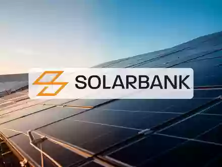 Moderne Solarpark-Anlage bei Sonnenuntergang als Symbol für erneuerbare Energien und nachhaltige Finanzierung. - Foto: über boerse-global.de