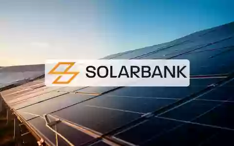 Moderne Solarpark-Anlage bei Sonnenuntergang als Symbol für erneuerbare Energien und nachhaltige Finanzierung. - Foto: über boerse-global.de