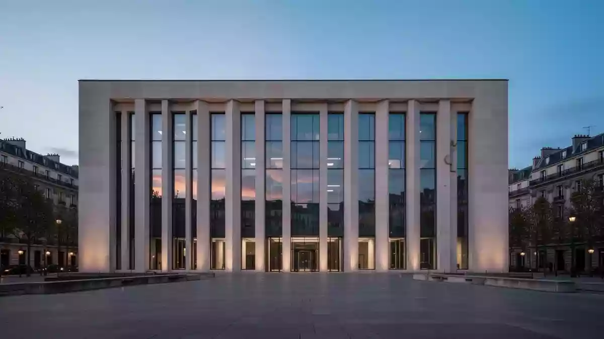 Ein minimalistisches, modernes Regierungsgebäude in Paris während der Abenddämmerung mit klarer Architektur. Illustration mit AI erstellt.