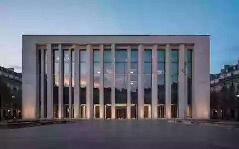 Ein minimalistisches, modernes Regierungsgebäude in Paris während der Abenddämmerung mit klarer Architektur. - Foto: über boerse-global.de