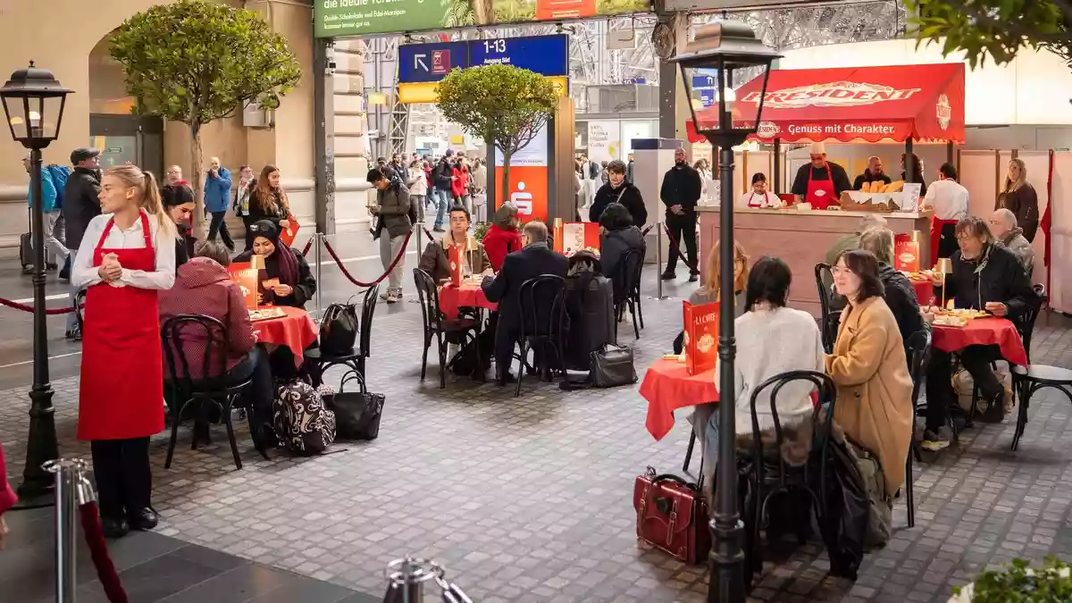Le Moment Président: Warum echter Genuss heute wieder Charakter zeigt / Mit einem Pop-up Bistro inmitten des Frankfurter Hauptbahnhofs lud Président ein, innezuhalten und Genuss bewusst zu erleben. - Bild: presseportal.de