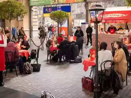 Le Moment Président: Warum echter Genuss heute wieder Charakter zeigt / Mit einem Pop-up Bistro inmitten des Frankfurter Hauptbahnhofs lud Président ein, innezuhalten und Genuss bewusst zu erleben. - Foto: presseportal.de