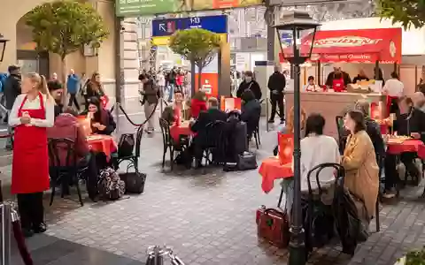 Le Moment Président: Warum echter Genuss heute wieder Charakter zeigt / Mit einem Pop-up Bistro inmitten des Frankfurter Hauptbahnhofs lud Président ein, innezuhalten und Genuss bewusst zu erleben. - Foto: presseportal.de