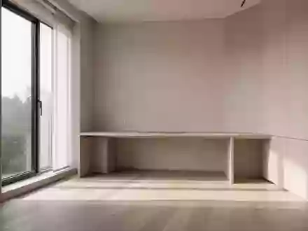 Ein heller, minimalistischer Arbeitsbereich in einem modernen Büro mit natürlichem Lichteinfall und klaren architektonischen Linien. - Foto: über boerse-global.de