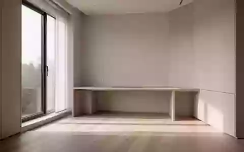 Ein heller, minimalistischer Arbeitsbereich in einem modernen Büro mit natürlichem Lichteinfall und klaren architektonischen Linien. - Foto: über boerse-global.de