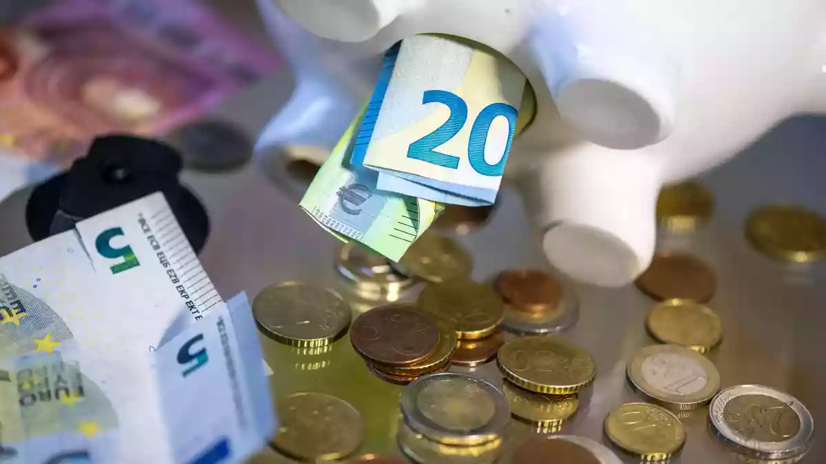 Die Menschen in Deutschland haben auch im vergangenen Jahr überdurchschnittlich viel gespart. (Symbolbild) - Bild: Hendrik Schmidt/dpa