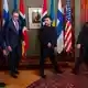 Das Telefonat des norwegischen Ministerpräsidenten Jonas Gahr Støre (r) und des finnischen Präsidenten Alexander Stubb (2. von links) mit Kremlchef Wladimir Putin kam auch unter US-Vermittlung zustande. (Archivbild) - Bild: Heiko Junge/Pool NTB/AP/dpa