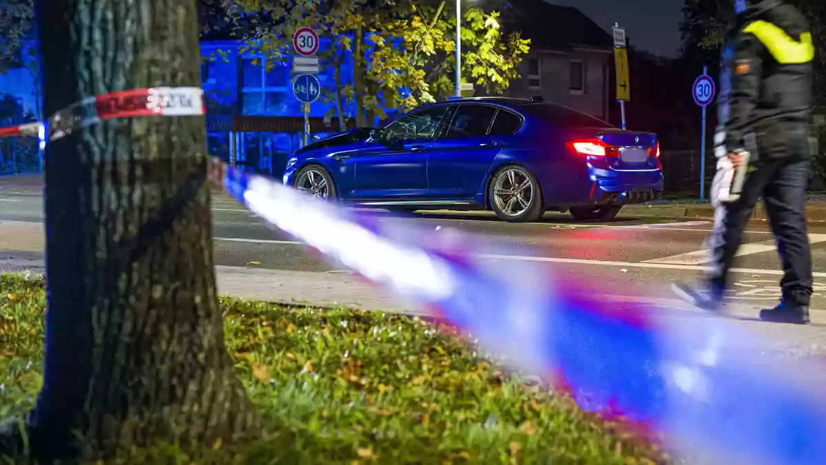 Ein BMW steht in der Nacht an einer Einsatzstelle in der Region Hannover. Einsatzkräfte haben zuvor auf ein Auto geschossen, dass zuvor in eine Gruppe von Menschen gefahren war. - Bild: Moritz Frankenberg/dpa