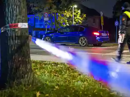 Ein BMW steht in der Nacht an einer Einsatzstelle in der Region Hannover. Einsatzkräfte haben zuvor auf ein Auto geschossen, dass zuvor in eine Gruppe von Menschen gefahren war. - Foto: Moritz Frankenberg/dpa