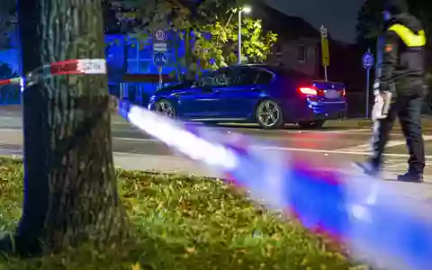 Ein BMW steht in der Nacht an einer Einsatzstelle in der Region Hannover. Einsatzkräfte haben zuvor auf ein Auto geschossen, dass zuvor in eine Gruppe von Menschen gefahren war. - Foto: Moritz Frankenberg/dpa