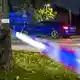 Ein BMW steht in der Nacht an einer Einsatzstelle in der Region Hannover. Einsatzkräfte haben zuvor auf ein Auto geschossen, dass zuvor in eine Gruppe von Menschen gefahren war. - Bild: Moritz Frankenberg/dpa
