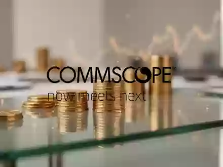 Abstrakte Darstellung einer positiven Finanzstimmung mit goldenen Akzenten in einem modernen Bürokontext. - Foto: über boerse-global.de
