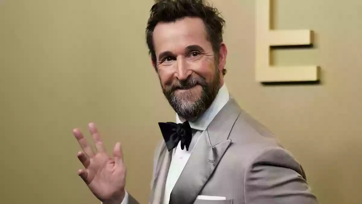 Kürzlich erst gewann Noah Wyle einen weiteren Emmy für seine Rolle in der Krankenhausserie «The Pitt». (Archivbild) - Bild: Richard Shotwell/Invision/AP/dpa