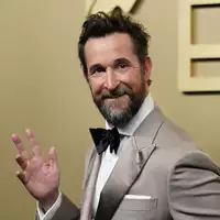 Kürzlich erst gewann Noah Wyle einen weiteren Emmy für seine Rolle in der Krankenhausserie «The Pitt». (Archivbild) - Foto: Richard Shotwell/Invision/AP/dpa