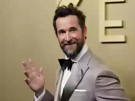 Kürzlich erst gewann Noah Wyle einen weiteren Emmy für seine Rolle in der Krankenhausserie «The Pitt». (Archivbild) - Foto: Richard Shotwell/Invision/AP/dpa