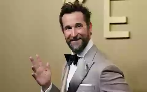 Kürzlich erst gewann Noah Wyle einen weiteren Emmy für seine Rolle in der Krankenhausserie «The Pitt». (Archivbild) - Foto: Richard Shotwell/Invision/AP/dpa