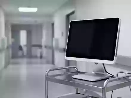 Ein steriler, moderner Behandlungsraum in einer Klinik mit einem ausgeschalteten medizinischen Monitor. - Foto: über boerse-global.de