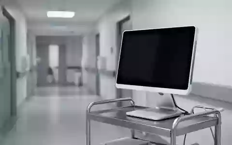Ein steriler, moderner Behandlungsraum in einer Klinik mit einem ausgeschalteten medizinischen Monitor. - Foto: über boerse-global.de