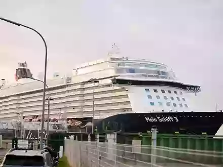 Nach dem Unfall kehrte die «Mein Schiff 3» wieder zum Kreuzfahrterminal zurück. - Foto: Sina Schuldt/dpa