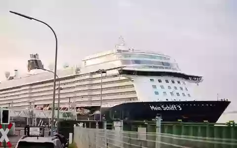 Nach dem Unfall kehrte die «Mein Schiff 3» wieder zum Kreuzfahrterminal zurück. - Foto: Sina Schuldt/dpa