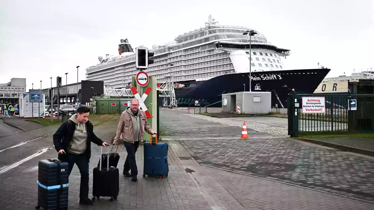 Für die Passagiere des Kreuzfahrtschiffes endete die Reise nach wenigen Hundert Metern.  - Bild: Sina Schuldt/dpa