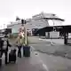 Für die Passagiere des Kreuzfahrtschiffes endete die Reise nach wenigen Hundert Metern.  - Bild: Sina Schuldt/dpa