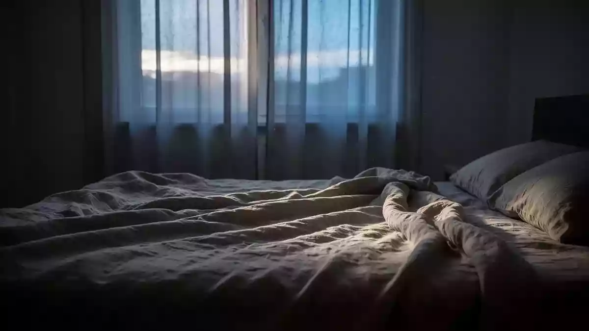 Ein ungemachtes Bett in einem ruhig beleuchteten Schlafzimmer im sanften Licht des frühen Morgens. Illustration mit AI erstellt.