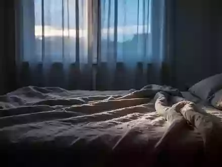 Ein ungemachtes Bett in einem ruhig beleuchteten Schlafzimmer im sanften Licht des frühen Morgens. - Foto: über boerse-global.de
