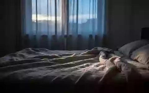 Ein ungemachtes Bett in einem ruhig beleuchteten Schlafzimmer im sanften Licht des frühen Morgens. - Foto: über boerse-global.de