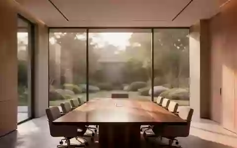Ein minimalistischer, leerer Konferenzraum mit natürlichem Licht und Blick auf einen Garten. - Foto: über boerse-global.de
