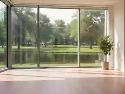 Ein heller, minimalistischer Büroraum mit großen Fenstern und Blick auf einen grünen Park, der Bewegung und Offenheit symbolisiert. - Foto: über boerse-global.de