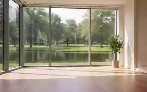 Ein heller, minimalistischer Büroraum mit großen Fenstern und Blick auf einen grünen Park, der Bewegung und Offenheit symbolisiert. - Foto: über boerse-global.de
